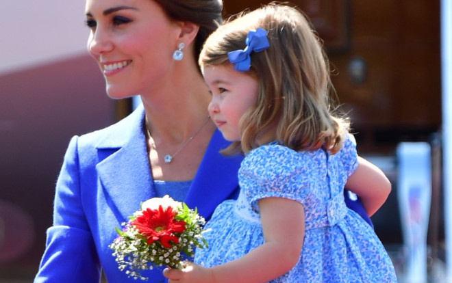 Thời trang đôi 'ngọt lịm tim' của công nương Kate Middleton và con gái Ảnh 2