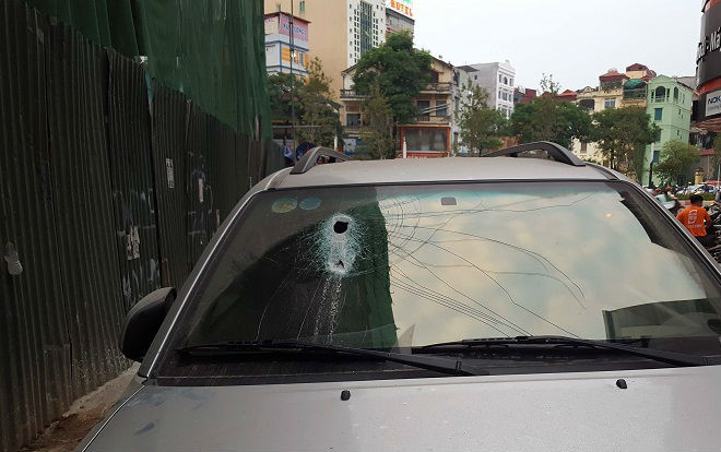 Kinh hãi thanh sắt dài 3m từ công trình xây dựng rơi xuống xuyên thủng kính ô tô đang đỗ ven đường Ảnh 2