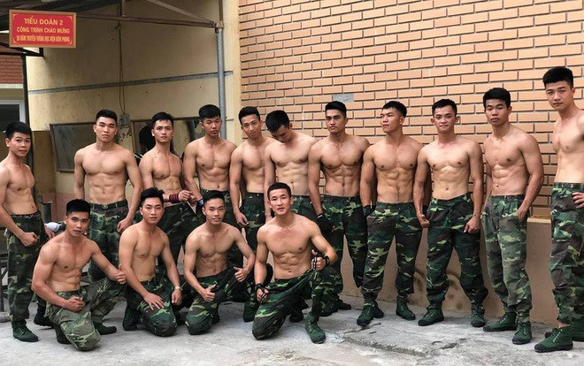 Trai đẹp Học viện Biên phòng gây sốt vì quá giống dàn 'soái ca' cởi trần khoe 6 múi của Hậu duệ Mặt trời Ảnh 2