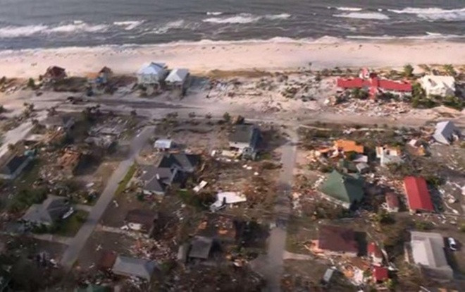 Khung cảnh như ngày tận thế ở thành phố ở Mỹ sau bão Michael Ảnh 2