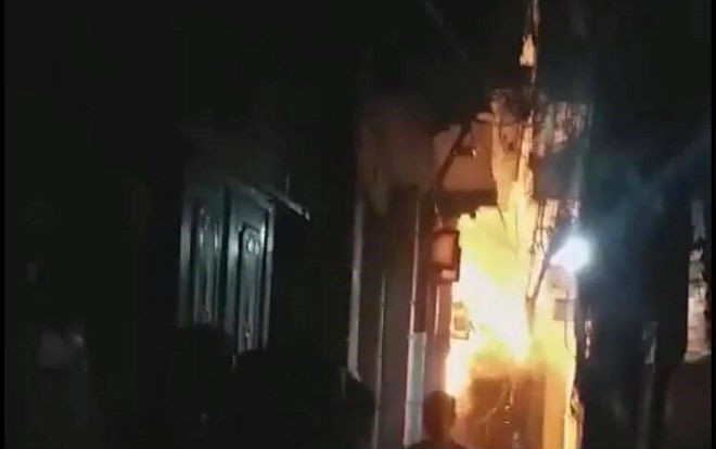 Hà Nội: Tẩm xăng đốt nhà bố vợ lúc nửa đêm, con rể và cháu ngoại 6 tuổi bỏng nặng Ảnh 2