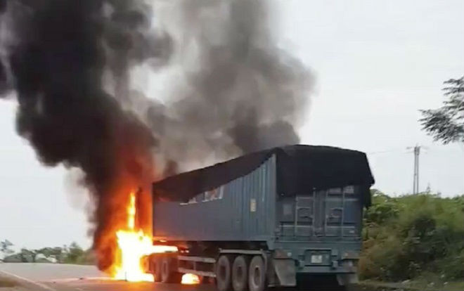 Xe container bất ngờ bốc cháy ngùn ngụt, tài xế tông cửa thoát thân Ảnh 2