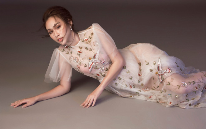 Á Hậu ‘Siêu vòng 3‘ Thanh Trang e ấp khoe vai trần, lưng ong gợi cảm mừng tuổi 25 Ảnh 2