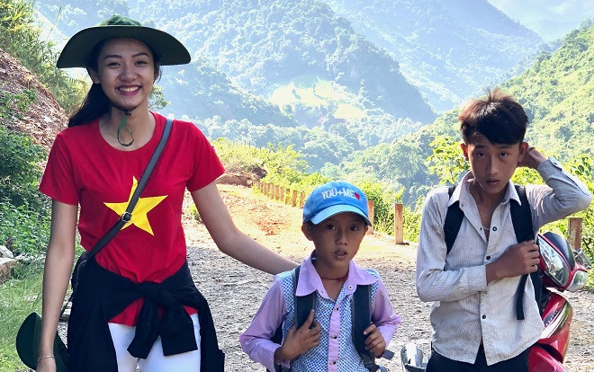 Vẻ đẹp thân thiện của 'Người đẹp tài năng 2018' băng rừng đến giúp trẻ em vùng lũ Ảnh 2