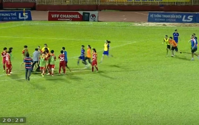 Đằng sau chuyện cầu thủ nữ đánh nhau như phim hành động Ảnh 2