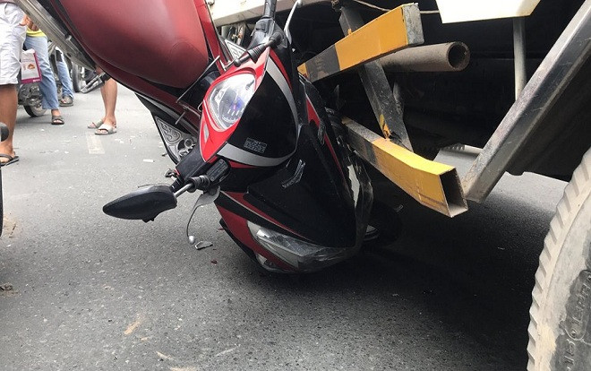 Xe máy chở 3 ‘kẹp’ giữa xe tải và taxi, 3 nam sinh lớp 10 ở Sài Gòn nhập viện Ảnh 2