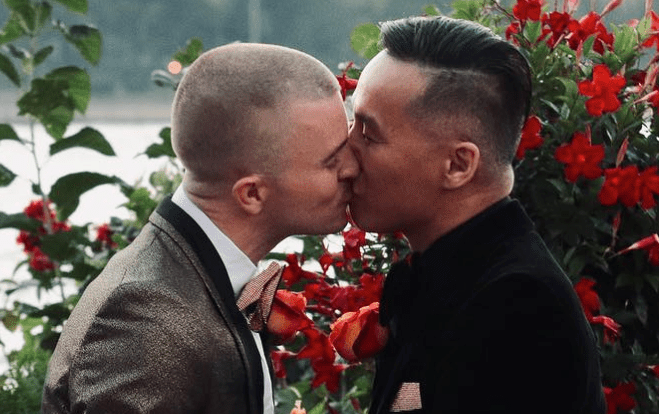 Nam diễn viên “bom tấn” Jurassic World kết hôn cùng người yêu đồng tính kém 22 tuổi Ảnh 2