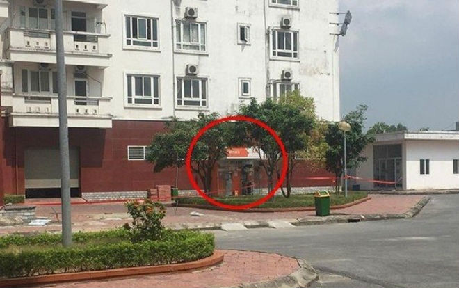 Bất ngờ phát hiện 4 thỏi nghi là mìn dưới máy rút tiền tại chung cư, sơ tán khẩn cấp 1.000 công nhân Ảnh 2