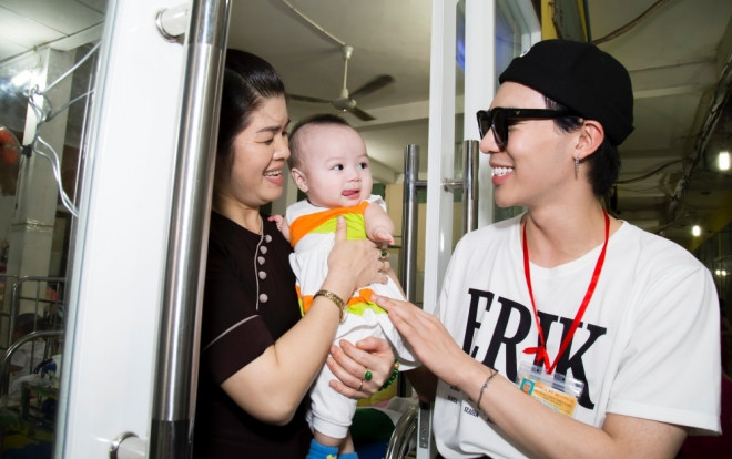 Mừng tuổi mới ý nghĩa như Erik: 'Vác balô' đi dọc 3 miền Bắc - Trung - Nam để làm từ thiện! Ảnh 2