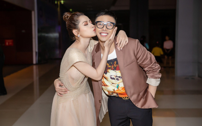 Chi Pu mặc váy xuyên thấu hở ngực, ôm hôn stylist Hoàng Ku thắm thiết Ảnh 2