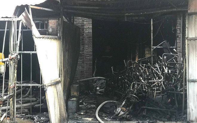 Cháy lớn nhà biệt thự dùng làm xưởng sản xuất ghế sofa ở Hà Nội, một người nghi mắc kẹt tử vong Ảnh 2