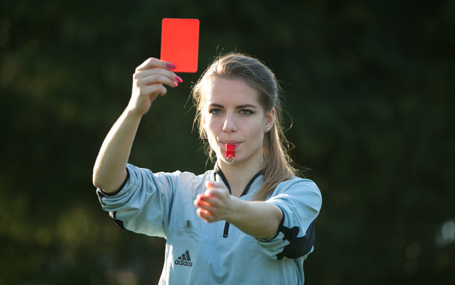 Nhan sắc vạn người mê của nữ trọng tài xinh đẹp nhất thế giới Ảnh 2