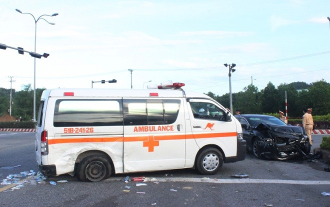 Xe cấp cứu va chạm kinh hoàng với ô tô con, bệnh nhân ung thư cùng 4 người thân bị thương nặng Ảnh 2