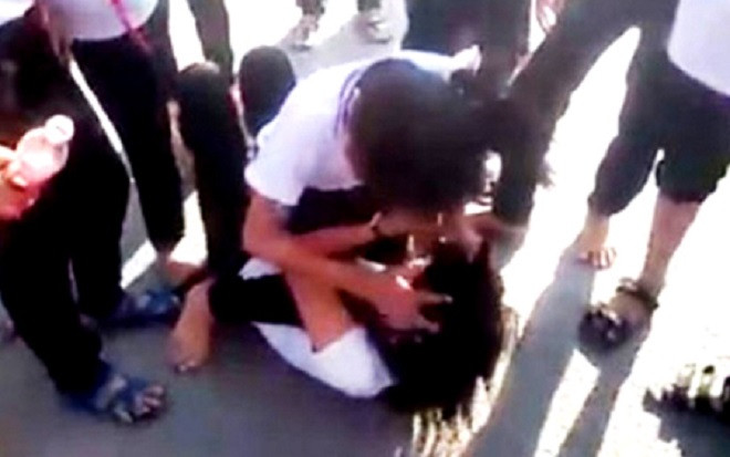 Đình chỉ học 2 nữ sinh lao vào đánh nhau dữ dội, nhóm bạn đứng quanh reo hò cổ vũ Ảnh 2