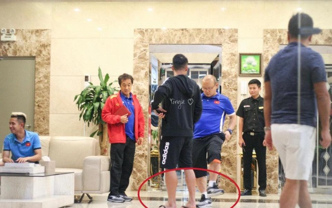 Thầy Park Hang Seo phạt học trò vì mang dép lê cực đáng yêu Ảnh 2