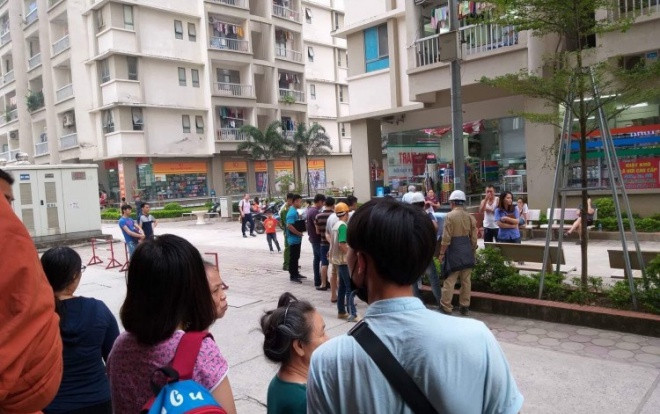 Khám xét nơi ở người chồng nghi dùng súng tự chế bắn vợ bị thương trước sảnh chung cư Ảnh 2