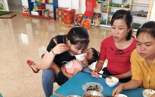 Xúc động bữa ăn trưa vội vã của các giáo viên mầm non, vừa ăn vừa bế trẻ và những tâm sự cay đắng về nghề Ảnh 2