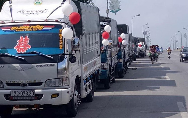Dùng xe hơi xưa rồi, huy động cả một dàn xe tải để đón dâu như đám cưới ở Thái Bình này mới 'chất' Ảnh 2