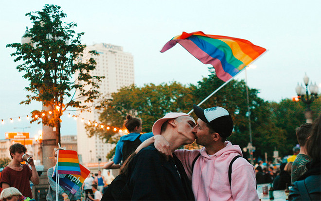 Lá cờ lục sắc tung bay trong buổi diễu hành Bình đẳng đầu tiên tại Ba Lan Ảnh 2