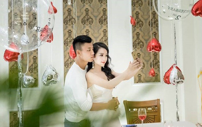 Bạn gái Vũ Văn Thanh hạnh phúc ngất ngây trong đêm kỷ niệm 3 năm yêu nhau Ảnh 2