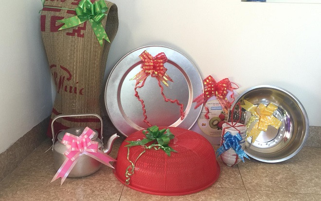 Thêm hội bạn thân tặng quà cưới thời bao cấp, lần này có cả bát đũa và lồng bàn Ảnh 2