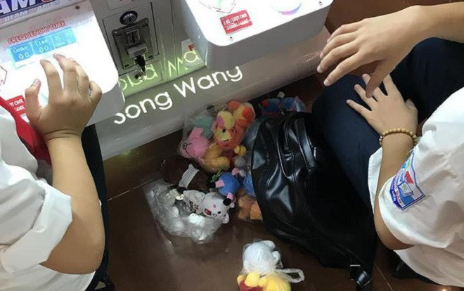 Bỏ 3 triệu rưỡi mua xèng gắp thú, 2 cô bé học cấp 2 khiến cộng đồng mạng xôn xao Ảnh 2