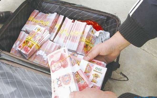 Quan tham giấu hơn 3 tấn tiền mặt trong nhà Ảnh 2