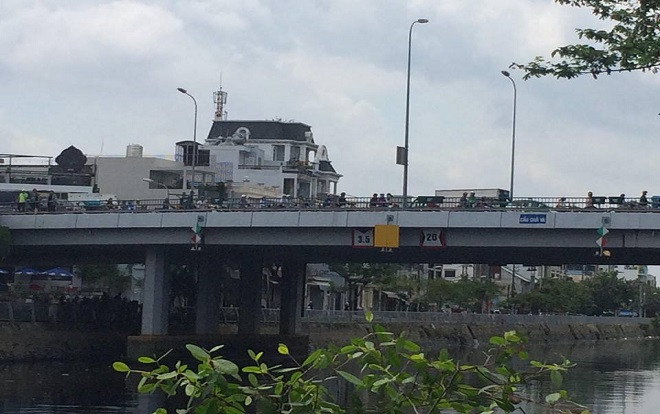 Hàng chục người nhái lặn tìm  người nghi nhảy kênh Tàu Hủ mất tích vì thấy đôi dép để trên cầu Ảnh 2