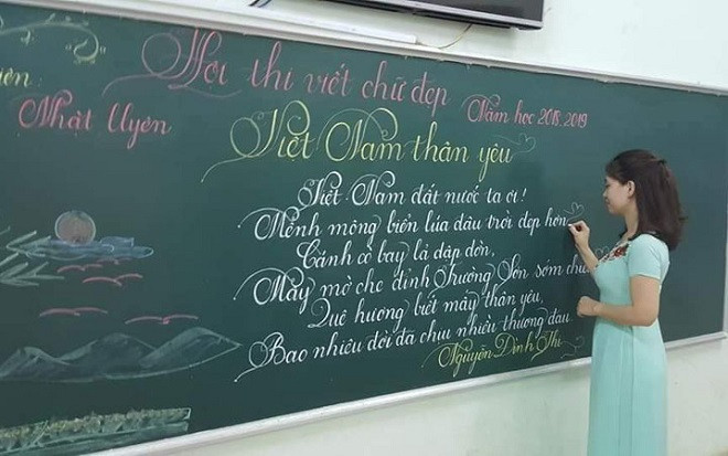 Lác mắt ngắm những dòng chữ viết bằng phấn trắng trên nền bảng xanh của giáo viên trường tiểu học Trưng Vương Ảnh 2