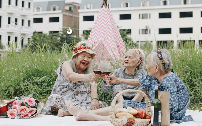 Bộ 3 bà cụ xì tin sành điệu, uống rượu vang tíu tít trò chuyện khiến nhiều người trẻ ngưỡng mộ và thầm ao ước Ảnh 2