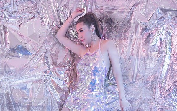 Pha Lê chơi trội với style 'giấu quần', 'quậy tưng' trong bộ ảnh mừng sinh nhật Ảnh 2