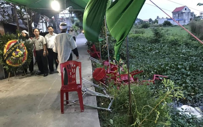 Ô tô ‘điên’ lao thẳng vào đám tang, nhiều người lao xuống ao thoát nạn, 6 người khác bị thương Ảnh 2