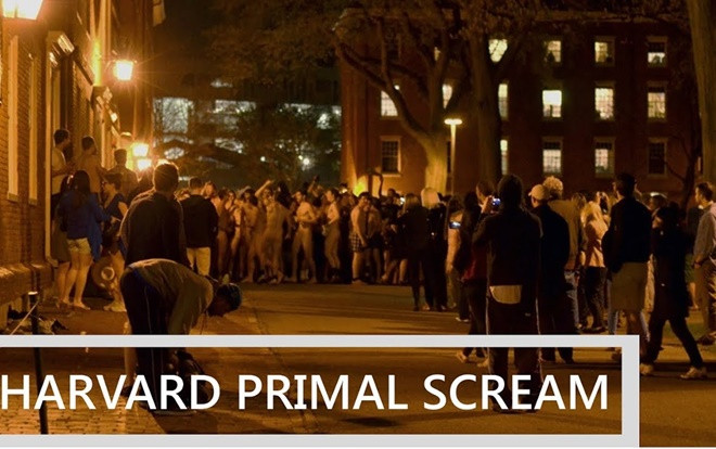 Truyền thống 'điên rồ' ở những trường ĐH hàng đầu thế giới: Sinh viên khỏa thân vì lý do không tưởng Ảnh 2