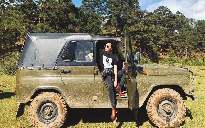 Đi giày bung lìa cả đế Hà Tăng vẫn tạo dáng thần thái chất lừ Ảnh 2