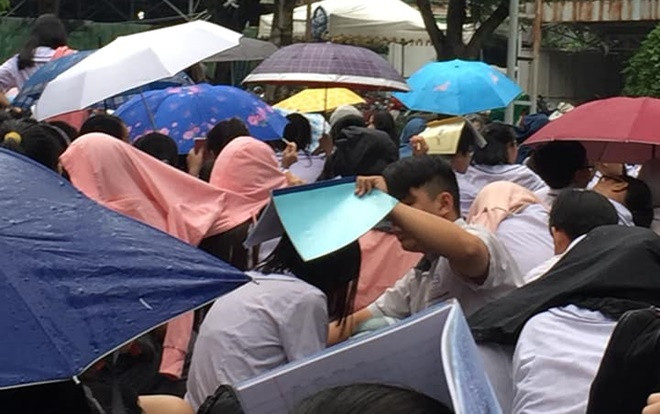 Chỉ một bức ảnh ngày mưa giữa sân trường, nam sinh hạ gục bao trái tim vì hành động quá sức ngôn tình Ảnh 2