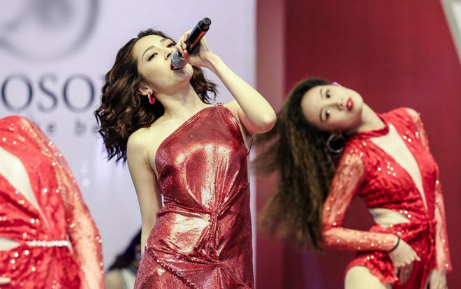 Bảo Anh diện trang phục gợi cảm, khoe vũ đạo cực 'hot' tại cuộc thi thiết kế Ảnh 2