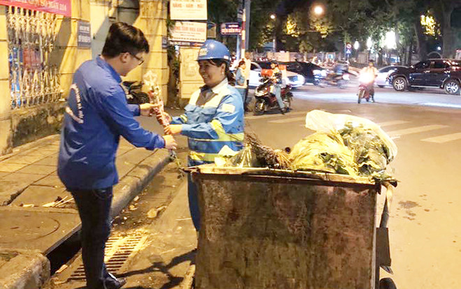 Nụ cười rạng rỡ của nữ công nhân môi trường khi được tặng hoa 20/10 Ảnh 2