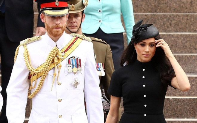 Công nương Meghan nổi bật trong váy đầm đen cổ điển bên cạnh hoàng tử Harry Ảnh 2