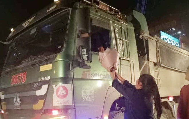 Lái xe về muộn bác tài còn cố kéo cửa kính mua vội bó hoa ven đường tặng vợ ngày 20/10 khiến nhiều người cảm động Ảnh 2