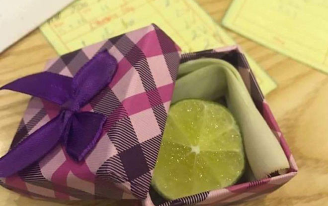 Khoe quà sang chảnh ‘lỗi mốt’ rồi, chị gái này khoe hộp quà chanh sả đúng nghĩa đen lại nhận được nhiều like Ảnh 2