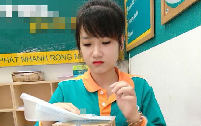 Nữ nhân viên chuyển phát nhanh xinh đẹp và biểu cảm nhăn nhó khi gói hàng cho khách gây tranh cãi cộng đồng mạng Ảnh 2