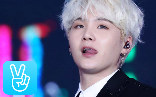 Suga cho biết ứng dụng anh yêu thích nhất là V-Live và không quên nhắn nhủ BTS cũng có mặt trên ứng dụng này. Trong trường hợp bạn chưa biết, V-Live là một nền tảng phát trực tiếp và kênh của BTS trên trang này hiện đang có khoảng 11 triệu người theo dõi. Ảnh: Koreaboo