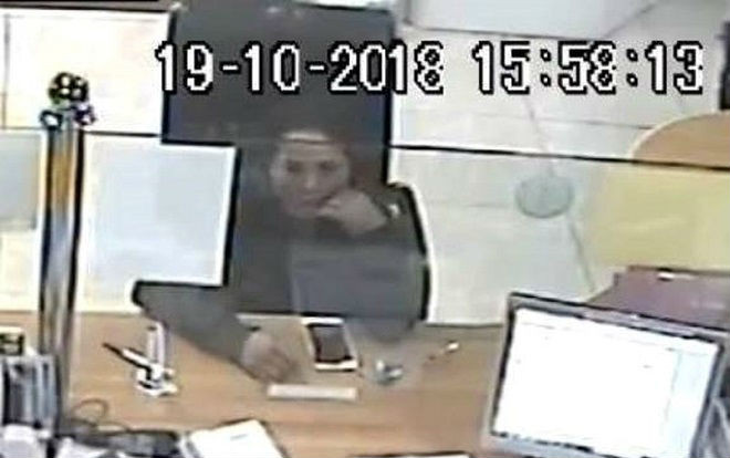 Trích xuất camera truy tìm người phụ nữ nhanh tay 'cuỗm' iPhone của khách giao dịch bỏ quên tại ngân hàng Ảnh 2