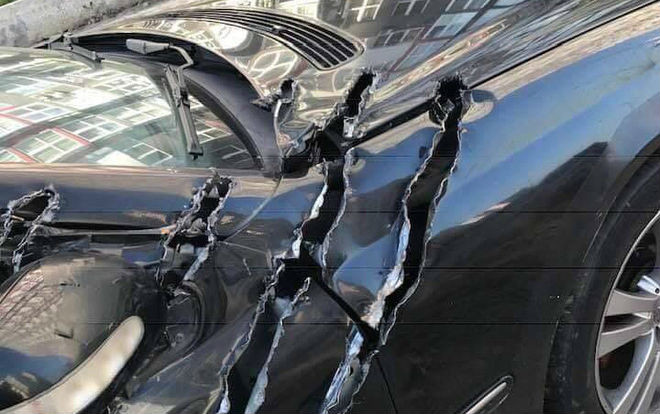 Chiếc xe hơi bị cắt rạch dã man toàn bộ vỏ ngoài khiến cư dân mạng tò mò 'công cụ gây án' là gì? Ảnh 2