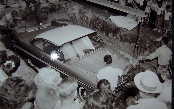 Đem siêu xe đi chôn để 50 năm sau thành 'kho báu', nhưng khi đào lên thì ai cũng hết hồn Ảnh 2