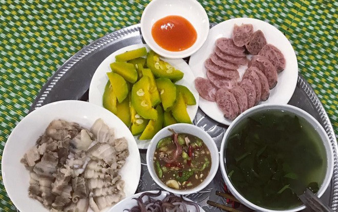 1 mâm cơm có tới 4 bát nước chấm bị chị em chê tơi bời, cô gái tức mình đáp trả cực gắt Ảnh 2