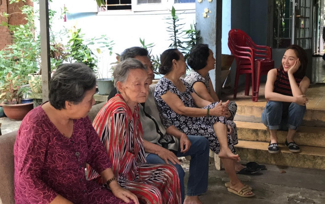 Có một Tóc Tiên đáng yêu quá đỗi: Giản dị cười tít mắt đến thăm viện dưỡng lão nghệ sĩ Ảnh 2