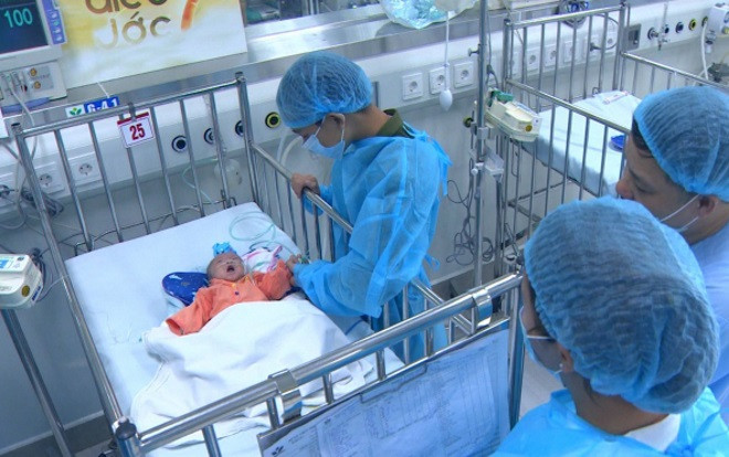 Xúc động khoảnh khắc hai con trai nạn nhân vụ cháy ở Đê La Thành được gặp nhau Ảnh 2