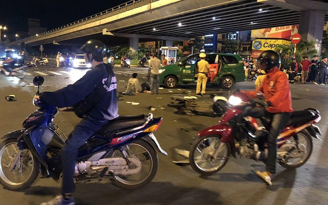 Nữ tài xế lái BMW tông hàng loạt xe máy ở ngã tư Hàng Xanh, ít nhất 1 người chết 5 người bị thương Ảnh 2