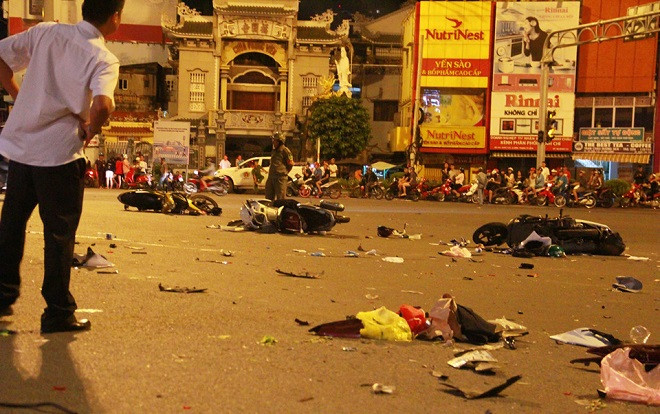 Cận cảnh hiện trường đầu xe BMW bẹp dúm sau cú tông liên hoàn khiến ít nhất 1 người chết tại ngã tư Hàng Xanh Ảnh 2